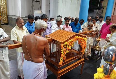 ക്ഷേത്രത്തിൽ പല്ലക്ക് സമർപ്പിക്കുന്നു/ ഫെയ്സ്ബുക്ക്