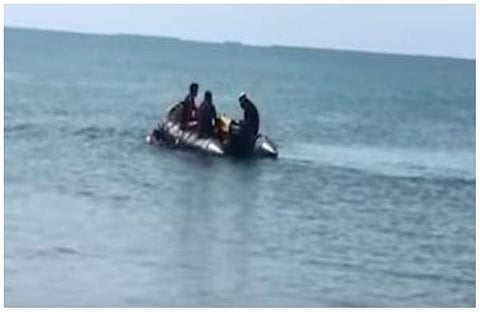 സ്വര്ണത്തിന് വേണ്ടി കടലില് തെരച്ചില് നടത്തുന്നു