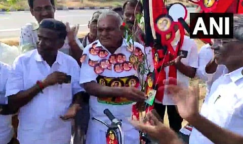 തമിഴ്നാട്ടില് വിജയം ഉറപ്പിച്ച കോണ്ഗ്രസ് സ്ഥാനാര്ഥിയെ പ്രവര്ത്തകര് മാലയണിയച്ചപ്പോള്