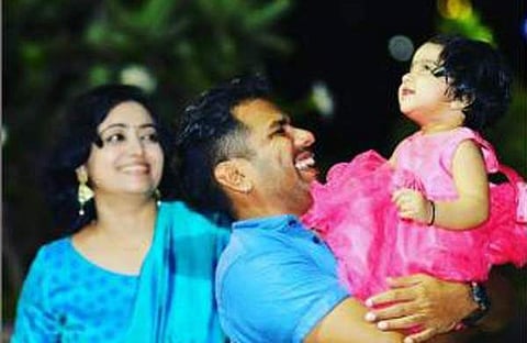 ബാലഭാസ്കർ ഭാര്യ ലക്ഷ്മിക്കും മകൾക്കുമൊപ്പം/ഫയൽ ചിത്രം