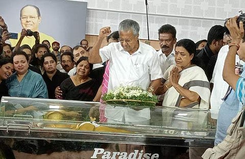 മുഖ്യമന്ത്രി പിണറായി വിജയന് അന്തിമോപചാരം അര്പ്പിക്കുന്നു