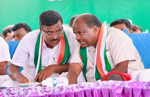 എസ്ആര് ശ്രീനിവാസ് കുമാരസ്വാമിക്കൊപ്പം/ ഫെയ്സ്ബുക്ക്