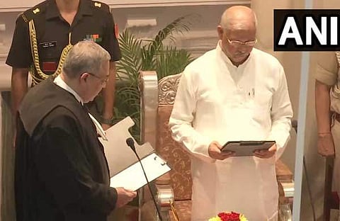 ജസ്റ്റിസ് വിനോദ് ചന്ദ്രന് സത്യപ്രതിജ്ഞ ചെയ്യുന്നു/ എഎന്ഐ