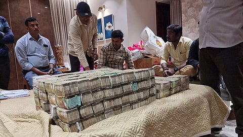 റെയ്ഡില് പിടിച്ചെടുത്ത പണം/എക്സ്പ്രസ്