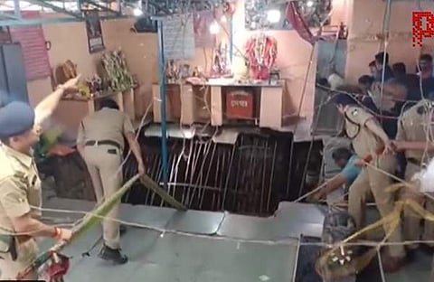 ഇന്ഡോറില് ക്ഷേത്രക്കുളം തകര്ന്നപ്പോള്, പിടിഐ