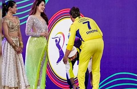 ഐപിഎല് ഉദ്ഘാടനച്ചടങ്ങിനിടെ ധോനിയുടെ കാല്തൊട്ട് വന്ദിക്കുന്ന അര്ജിത് സിങ്