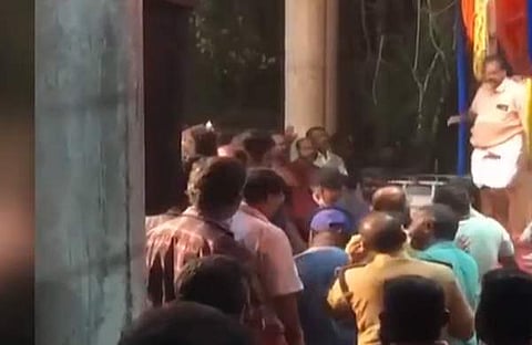 ഗാനമേളയ്ക്കിടെ സ്റ്റേജിന്റെ കര്ട്ടന് വലിച്ചുകീറുന്ന ദൃശ്യം, സ്ക്രീന്ഷോട്ട്