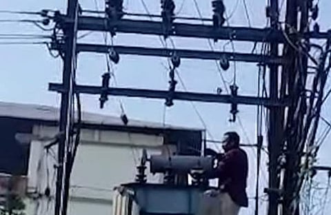 സ്റ്റേഷനില് നിന്ന് ഇറങ്ങിയോടിയ യുവാവ് ട്രാന്സ്ഫോര്മറില് കയറിയപ്പോള്, സ്ക്രീന്ഷോട്ട്
