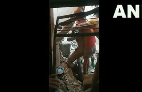 തകര്ന്ന വീട്ടില് കുടുങ്ങി കിടന്നവരെ രക്ഷിക്കുന്ന ദൃശ്യം, എഎന്ഐ