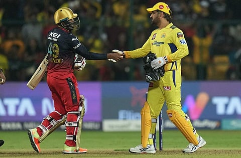 മത്സര ശേഷം ഹസരംഗയ്ക്ക് ഹസ്തദാനം ചെയ്യുന്ന ധോനി/ പിടിഐ