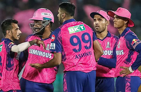 മായേ്സിനെ പുറത്താക്കിയ അശ്വിനെ അഭിനന്ദിക്കുന്ന സഹതാരങ്ങൾ/ ട്വിറ്റർ