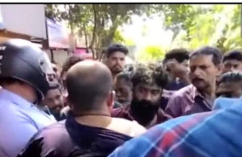 കടയുടമയെ ആക്രമിച്ച മോഷ്ടാവിനെ നാട്ടുകാര് കയ്യോടെ പിടികൂടിയപ്പോള്, സ്ക്രീന്ഷോട്ട്