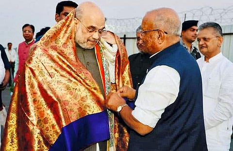 അമിത് ഷായെ പട്ന വിമാനത്താവളത്തില് ബിജെപി നേതാക്കള് സ്വീകരിക്കുന്നു/ പിടിഐ