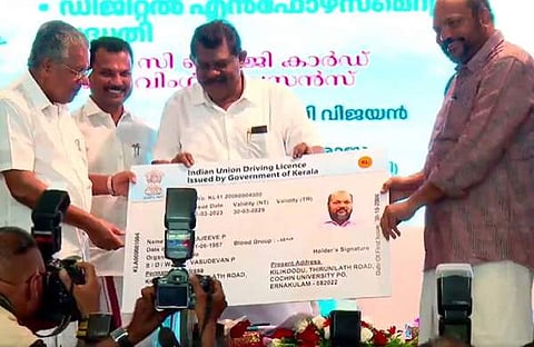 സ്മാർട്ട് കാർഡിന്റെ ഉദ്ഘാടനം മുഖ്യമന്ത്രി നിർവഹിക്കുന്നു