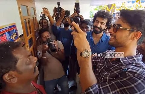 ടൊവിനോയും റോഷനും പ്രമോദിന്റെ ഗൃഹപ്രവേശനത്തിന് എത്തിയപ്പോൾ/ വിഡിയോ സ്ക്രീൻഷോട്ട്