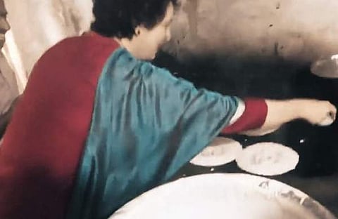 മൈസൂരിവിലെ മൈലാരി ഹോട്ടലില് നിന്ന് ദോശയുണ്ടാക്കുന്ന പ്രിയങ്ക ഗാന്ധി