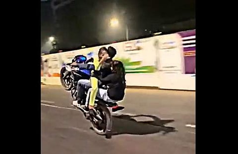 ബൈക്കില് അപകടകരമായ രീതിയിലുള്ള അഭ്യാസപ്രകടനം, സ്ക്രീന്ഷോട്ട്