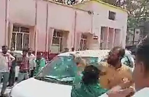 മരിച്ച രോഗിയുടെ ബന്ധുക്കളുമായി തര്ക്കിക്കുന്ന ബിജെപി നേതാവ്/ വീഡിയോ ദൃശ്യം