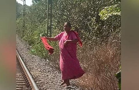 ചുവന്ന തുണി വീശി ട്രെയിനിന് അപകട മുന്നറിയിപ്പ് നല്കുന്ന ചന്ദ്രവതിയുടെ ദൃശ്യം, ഫോട്ടോ/ എക്സ്പ്രസ്
