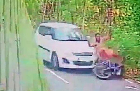 യുവാവിനെ കാറിടിച്ച് വീഴ്ത്തുന്നു/ സിസിടിവി ദൃശ്യം