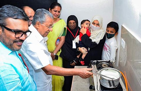 മുഖ്യമന്ത്രി ഫെയ്സ്ബുക്കില് പങ്കുവച്ച ചിത്രം