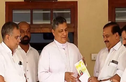 ബിജെപി നേതാക്കള് തലശേരി ബിഷപ്പുമായി കൂടിക്കാഴ്ച നടത്തുന്നു/ ടിവി ദൃശ്യം