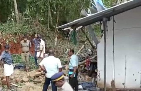 സ്ഫോടനം നടന്ന വീട്ടില് പൊലീസും ഫൊറന്സിക് സംഘവും പരിശോധന നടത്തുന്നു/ ടിവി ദൃശ്യം