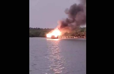നിര്ത്തിയിട്ടിരുന്ന ഹൗസ് ബോട്ടിന് തീപിടിച്ചപ്പോള്/ വീഡിയോ ദൃശ്യം