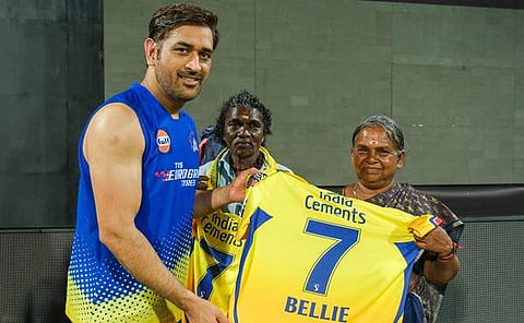 ബൊമ്മനും ബെള്ളിക്കുമൊപ്പം ധോനി//ചിത്രം: ഫെയ്സ്ബുക്ക്