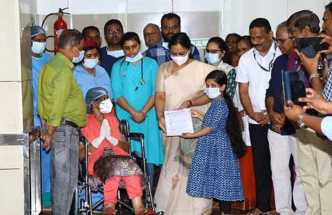 ആരോഗ്യ മന്ത്രി സുജാതയെ കണ്ട് സന്തോഷം പങ്കുവെച്ചു/ ചിത്രം ഫെയ്സ്ബുക്ക്