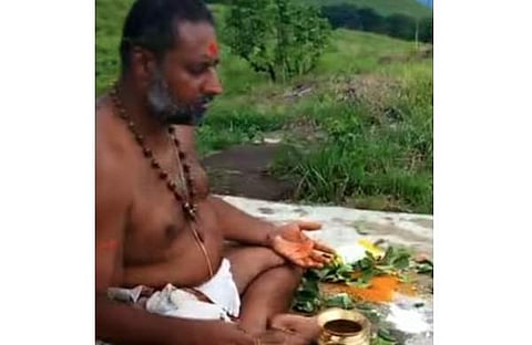 പൊന്നമ്പലമേട്ടില് പൂജ നടത്തുന്ന ദൃശ്യം, സ്ക്രീന്ഷോട്ട്