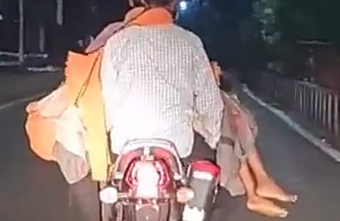 മകളുടെ മൃതദേഹവുമായി ബൈക്കില് സഞ്ചരിക്കുന്ന അച്ഛന്റെ ദൃശ്യം, സ്ക്രീന്ഷോട്ട്