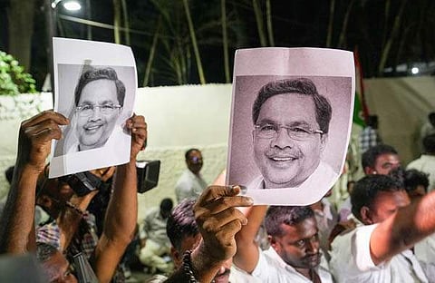 ജനകീയ നേതാവിന്റെ ചിത്രത്തില് പാലഭിഷേകം നടത്തി അനുയായികള്, ആഹ്ലാദം ( വീഡിയോ)
