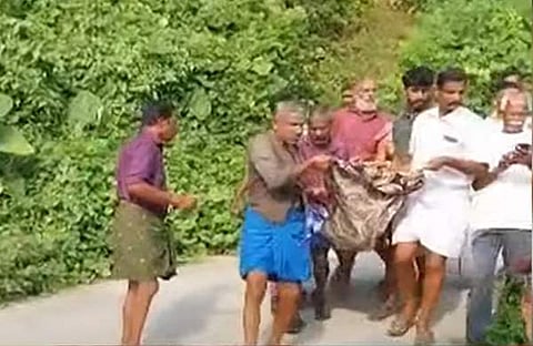 കാട്ടുപോത്തിന്റെ പരിക്കേറ്റയാളെ നാട്ടുകാര് ആശുപത്രിയിലെത്തിക്കുന്നു