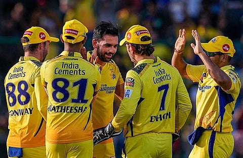ടീമംഗങ്ങൾക്കൊപ്പം ചെന്നൈ സൂപ്പർ കിംഗ്സ് ബൗളർ ദീപക് ചാഹർ/ ചിത്രം: പിടിഐ