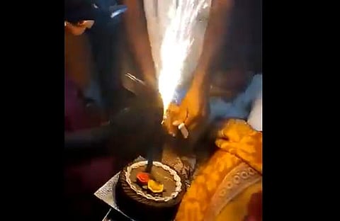 16കാരന്റെ മൃതദേഹത്തിന് അരികില് കണ്ണീരോടെ കേക്ക് മുറിച്ച് കുടുംബാംഗങ്ങള്, സ്ക്രീന്ഷോട്ട്