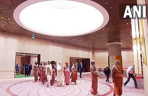 ചെങ്കോലുമായി പ്രധാനമന്ത്രി ലോക്സഭയിലേക്ക്/ എഎന്ഐ