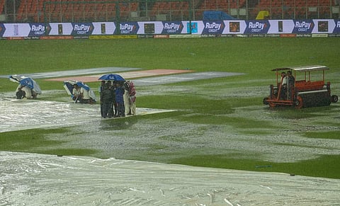 തോരാതെ മഴ; ഇന്ന് 20 ഓവര് മത്സരം നടക്കില്ലെന്ന് ഉറപ്പായി; ഐപിഎല് ഫൈനല് നാളെ?