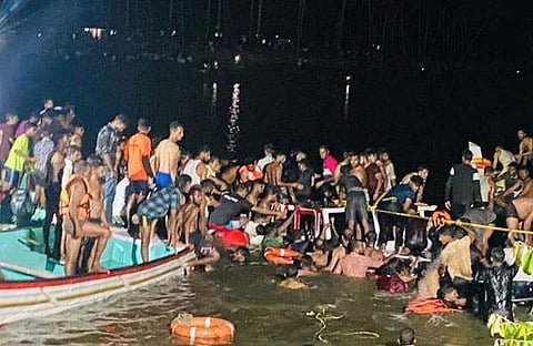 അപകടത്തില്പ്പെട്ട ബോട്ട് കരയ്ക്കെത്തിക്കുന്നു/ ടെലിവിഷന് ദൃശ്യം