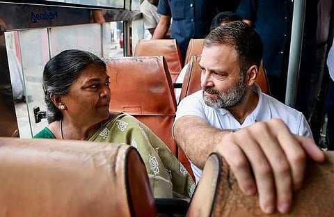 രാഹുല് ഗാന്ധി ബിഎംടിസി ബസില് യാത്രക്കാരോട് വോട്ടഭ്യര്ഥിക്കുന്നു/ പിടിഐ