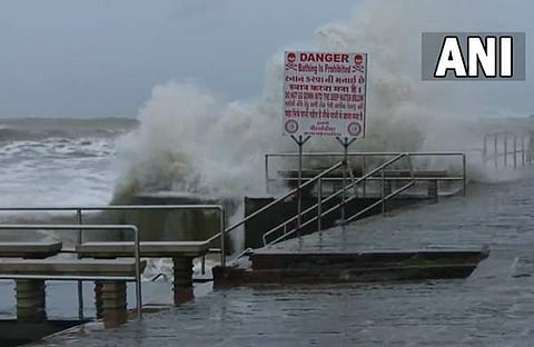 ചുഴലിക്കാറ്റിന്റെ സ്വാധീനഫലമായി ഗുജറാത്ത് തീരത്തേയ്ക്ക് തിരമാല അടിക്കുന്ന ദൃശ്യം, എഎന്ഐ