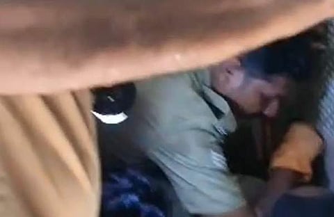 ക്ലോസറ്റിൽ അകപ്പെട്ട യുവതിയുടെ കാൽ പുറത്തേയ്ക്ക് എടുക്കുന്ന അഗ്നിരക്ഷാസേനയുടെ ദൃശ്യം, സ്ക്രീൻഷോട്ട്