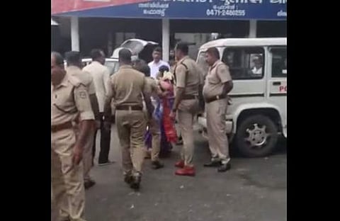 വധുവിനെ പൊലീസ് ബലമായി പിടിച്ചുകൊണ്ടുപോകുന്നു/ വീഡിയോ ദൃശ്യത്തില് നിന്ന്