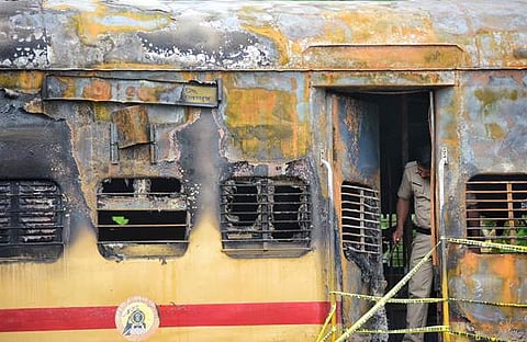 കണ്ണൂരില് കത്തിയമര്ന്ന ട്രെയിന് കോച്ച്/എക്സ്പ്രസ്