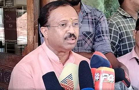 വി മുരളീധരന് മാധ്യമങ്ങളെ കാണുന്നു
