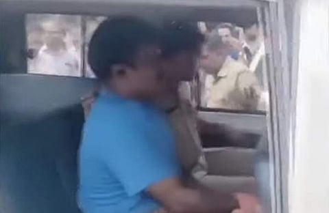 പൊലിസ് കസ്റ്റഡിയിലെടുത്ത മുജീബ് റഹ്മാന്/ ടെലിവിഷന് ചിത്രം