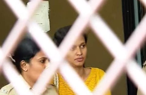 ഡിവൈഎസ്പി ഓഫീസില് നിന്ന് പുറത്തേയ്ക്ക് വരുന്ന വിദ്യയുടെ ദൃശ്യം, സ്ക്രീന്ഷോട്ട്