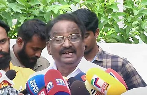 എകെ ബാലന് മാധ്യമങ്ങളെ കാണുന്നു