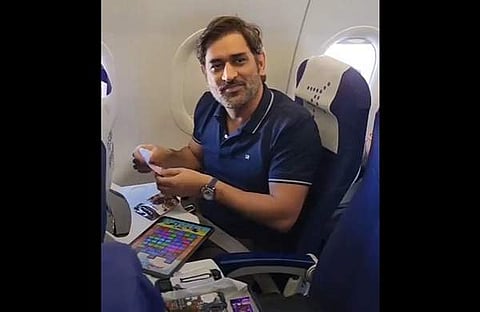 ധോനി കാന്ഡി ക്രഷ് കളിക്കുന്ന വീഡിയോ ദൃശ്യം