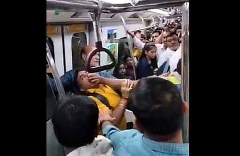 മെട്രോ യാത്രക്കിടെ രണ്ടുപേര് തമ്മില് തല്ലുന്നതിന്റെ വീഡിയോ ദൃശ്യം